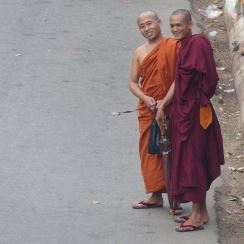 Monniken poseren stiekem en op afstand voor mij, Myanmar, nov. 2013