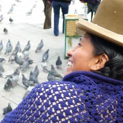 Traditioneel geklede, goedlachse vrouw in La Paz, Bolivia, mei 2012