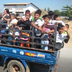 Kinderen op weg naar school, Cambodja, dec. 2011