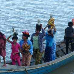 Dorpelingen vieren het Tazaungdaing Festival door de monniken eten te brengen, Myanmar, nov. 2013