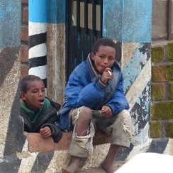 Zwerfjongeren die van een sigaret genieten, Ethiopië, sept 2013